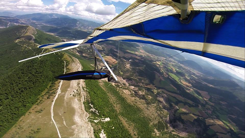 Aile Delta inspectée par un chercheur en soufflerie. Une aile delta est une  aile triangulaire utilisé sur les avions à grande vitesse. La soufflerie  est u Photo Stock - Alamy